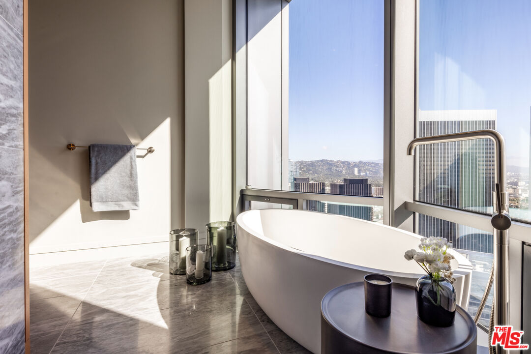 211 Elm Court, Unit 8D Los Angeles, CA 90067 - Photo 7 of 21 a room with table and chairs