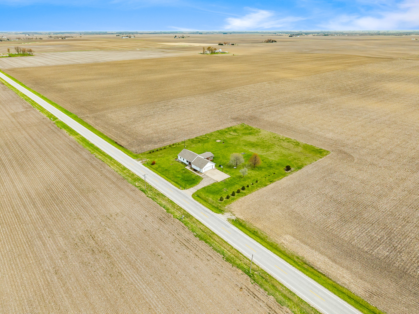 1540 East 950th Road Tonica, IL 61364 - Photo 33 of 38 a view of an ocean and a mountain