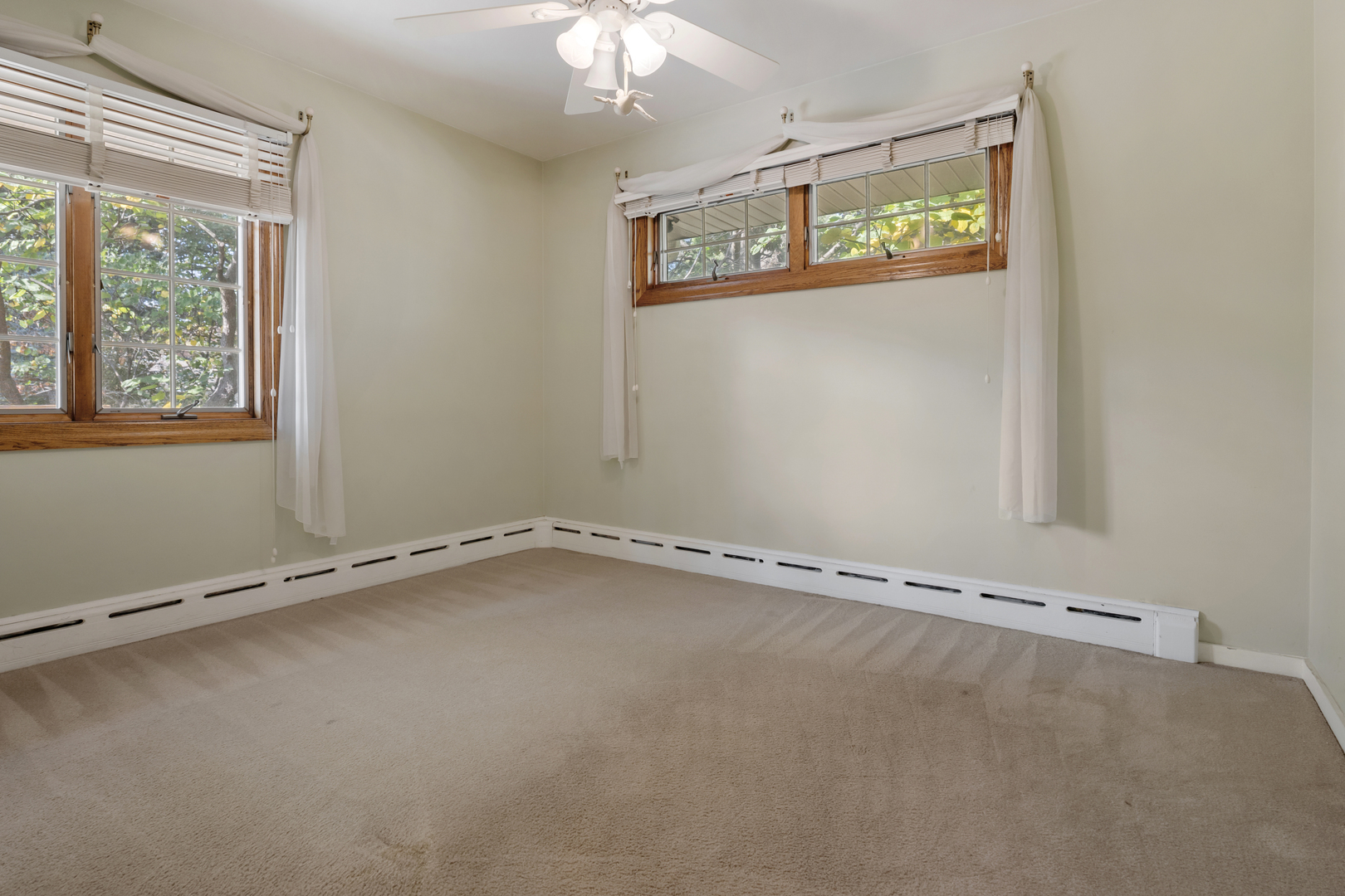 240 Scott Avenue Glen Ellyn, IL 60137 - Photo 12 of 25 an empty room with windows