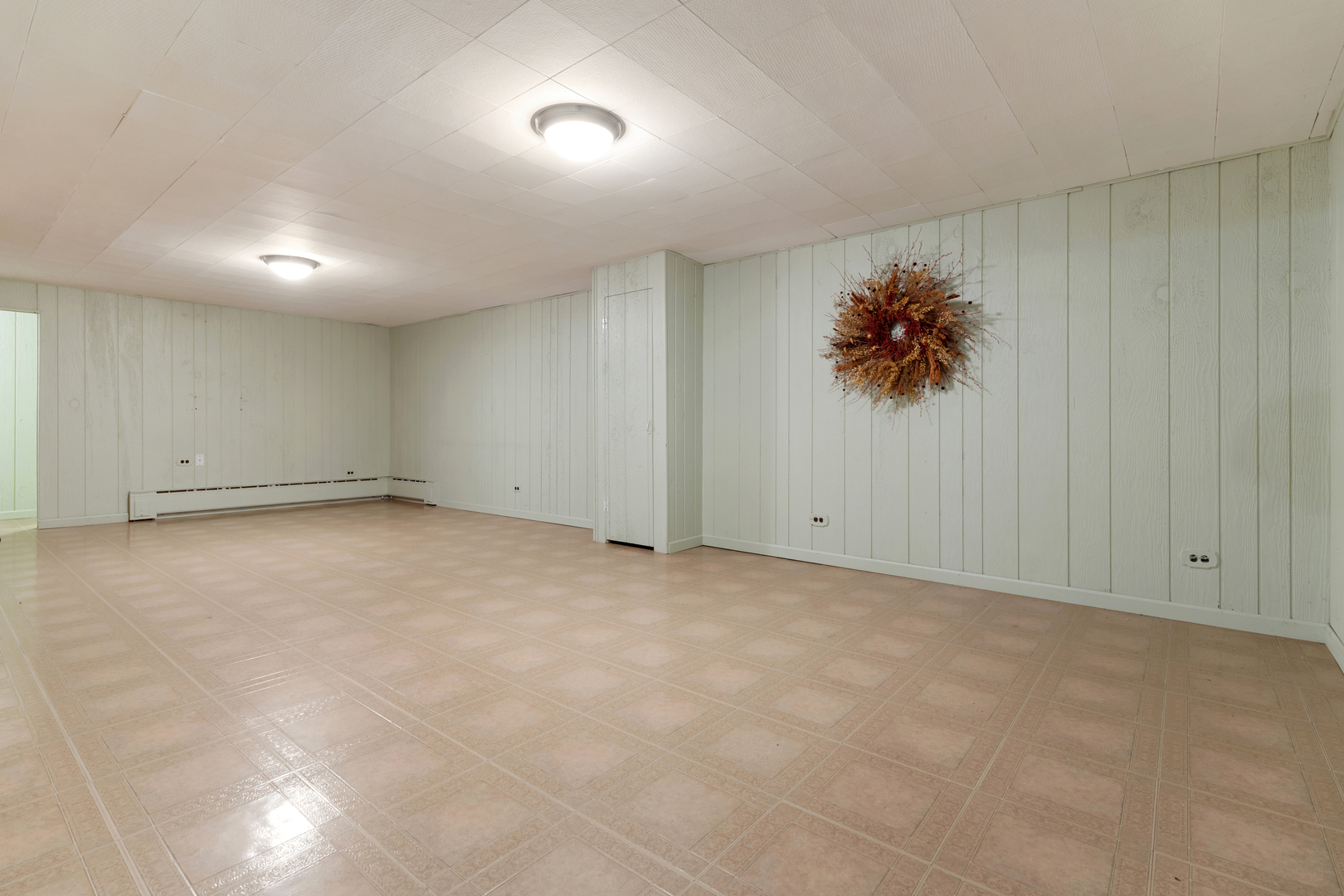 240 Scott Avenue Glen Ellyn, IL 60137 - Photo 16 of 25 an empty room with a natural light