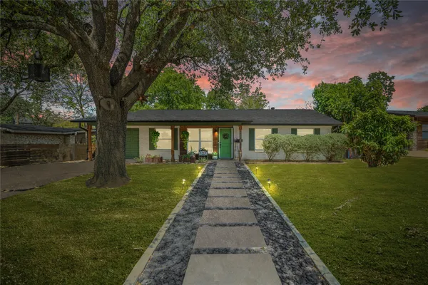 a view of a house with a yard