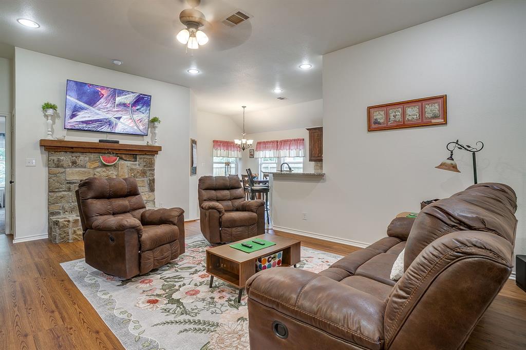 216 Lovers Path Drive Springtown, TX 76082 - Photo 3 of 31