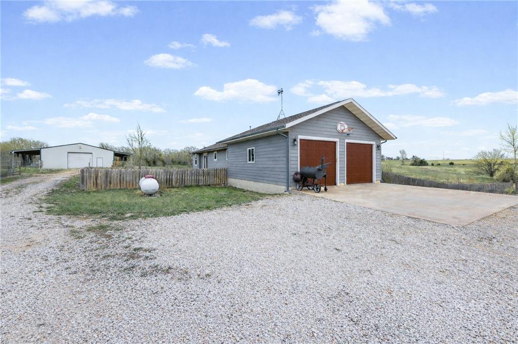 425 Hamilton Road Pomona, KS 66076 - Photo 4 of 56