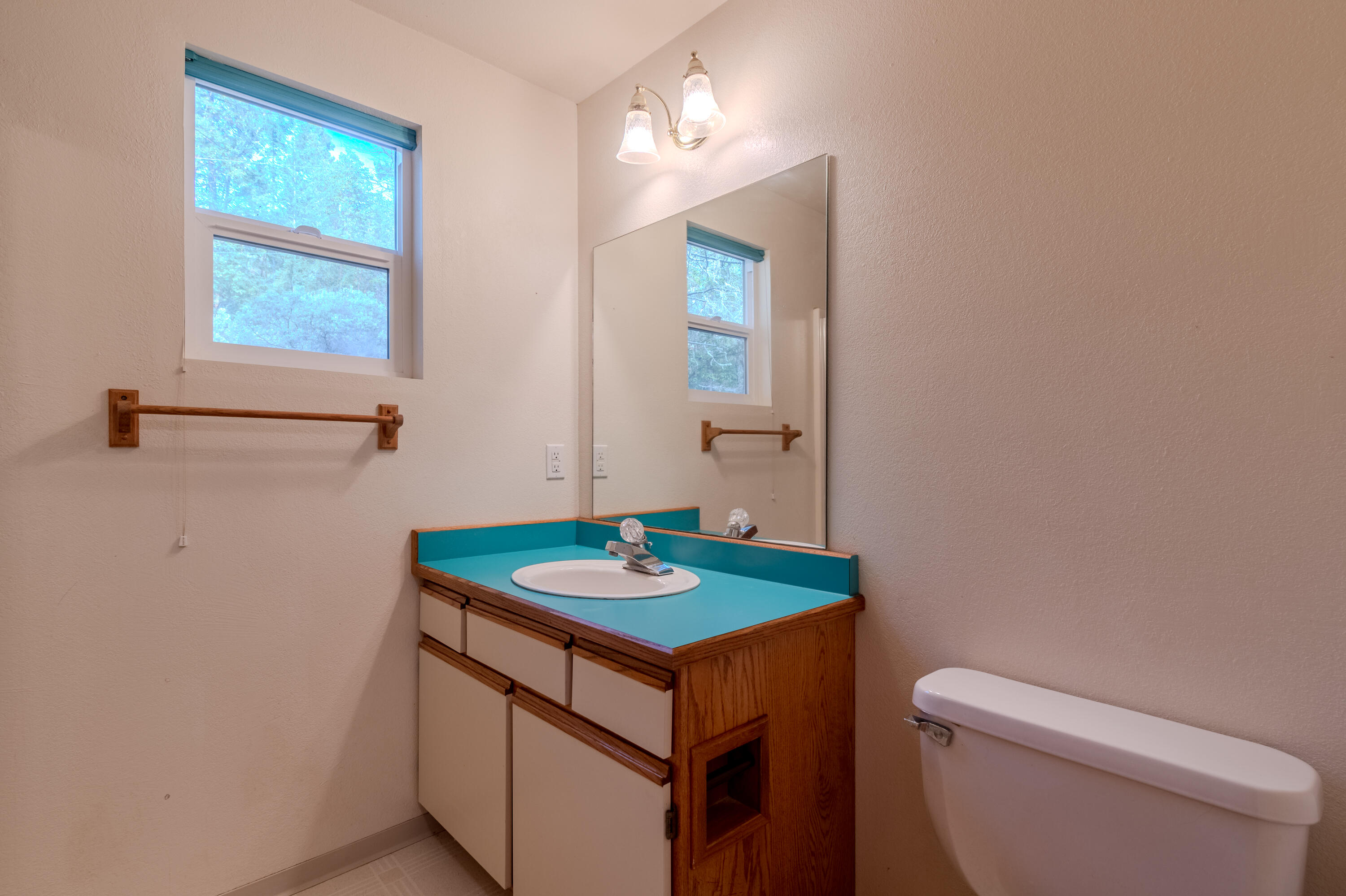 10950 Ramsey Road Gold Hill, OR 97525 - Photo 26 of 59 Second bathroom (Shower only)