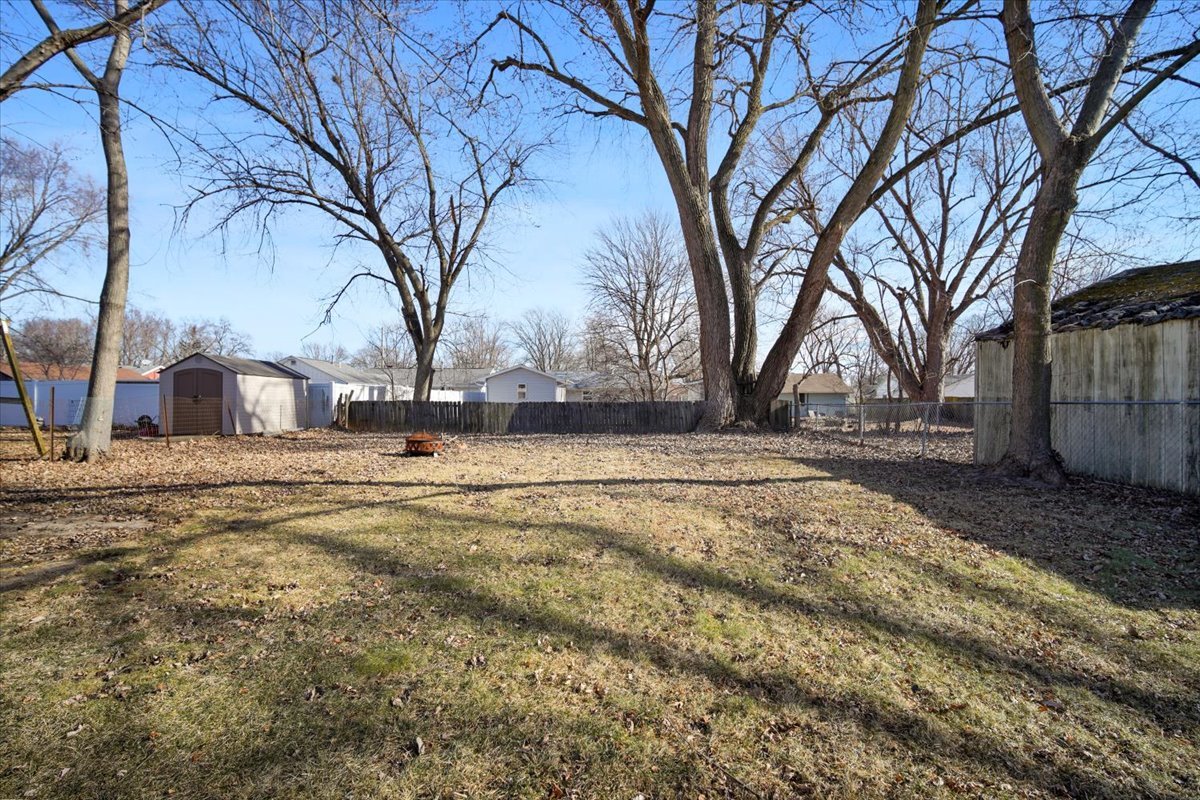 118 Florida Avenue Washington, IL 61571 - Photo 21 of 23 a view of road with large trees
