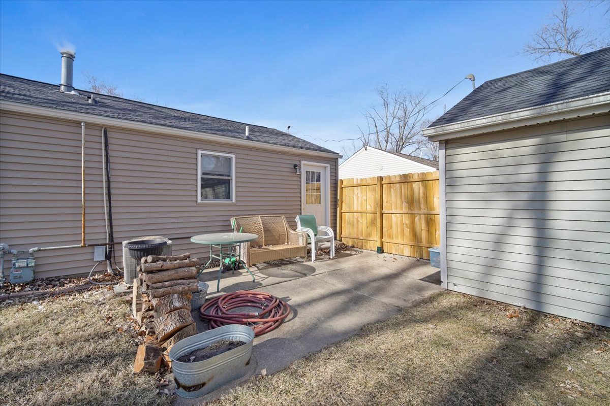 118 Florida Avenue Washington, IL 61571 - Photo 23 of 23 a backyard of a house with seating space