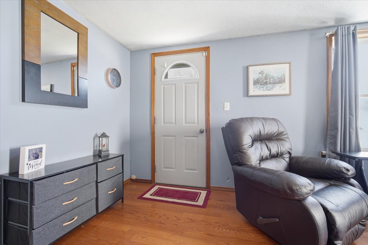 118 Florida Avenue Washington, IL 61571 - Photo 4 of 23 a living room with furniture and wooden floor
