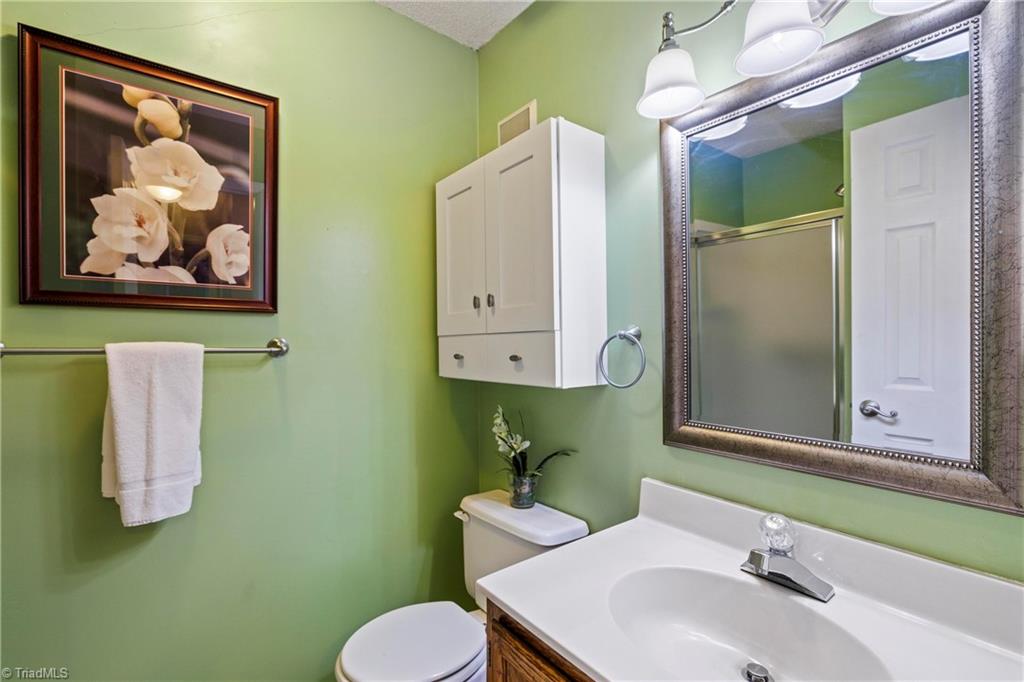 301 Pinnacle Inn Road, Unit 4211 Beech Mountain, NC 28604 - Photo 20 of 44 Full Guest Bathroom