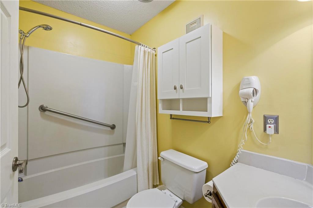 301 Pinnacle Inn Road, Unit 4211 Beech Mountain, NC 28604 - Photo 26 of 44 Ensuite Bathroom