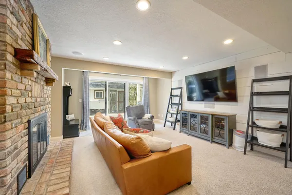 $5,995 | 1832 Essex Road, Hopkins, MN 55305