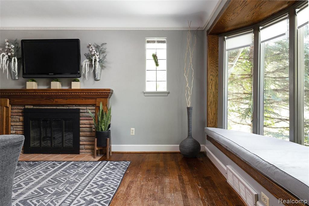 1827 Newcastle Road Grosse Pointe Woods, MI 48236 - Photo 4 of 32
