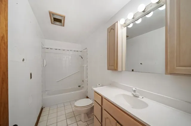 $425,000 | 6623 Patton Drive, Woodridge, IL 60517