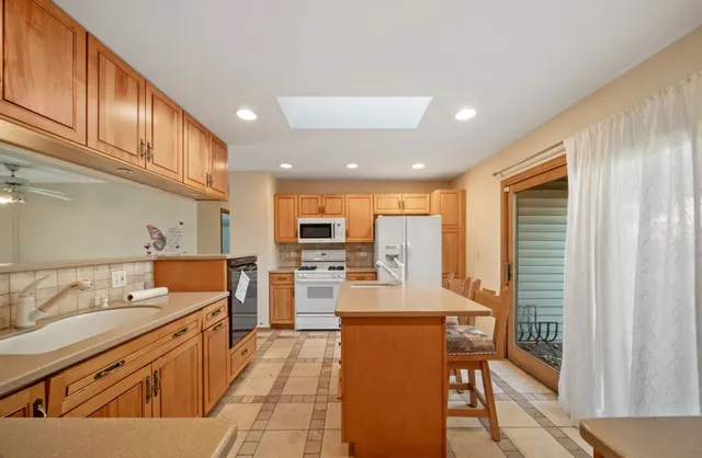 $425,000 | 6623 Patton Drive, Woodridge, IL 60517