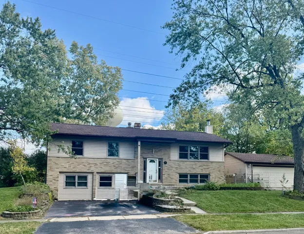 $425,000 | 6623 Patton Drive, Woodridge, IL 60517