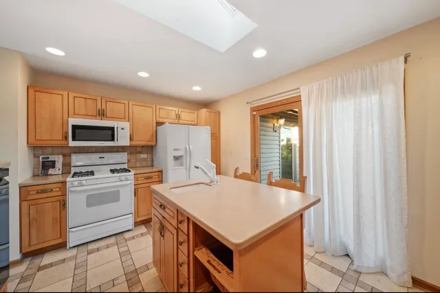 $425,000 | 6623 Patton Drive, Woodridge, IL 60517