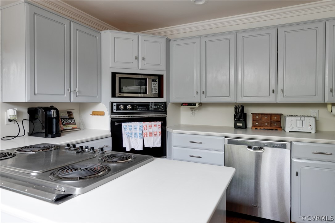 8009 River Road Henrico, VA 23229 - Photo 8 of 33 a kitchen with appliances a sink and cabinets
