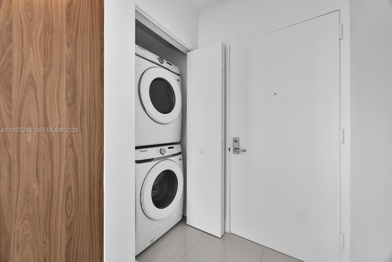 92 Southwest 3rd Street, Unit 3904 Miami, FL 33130 - Photo 10 of 23 a utility room with dryer and washer