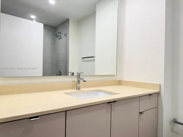 $2,950 | 185 Southeast 14th Terrace, Unit 906, Miami, FL 33131