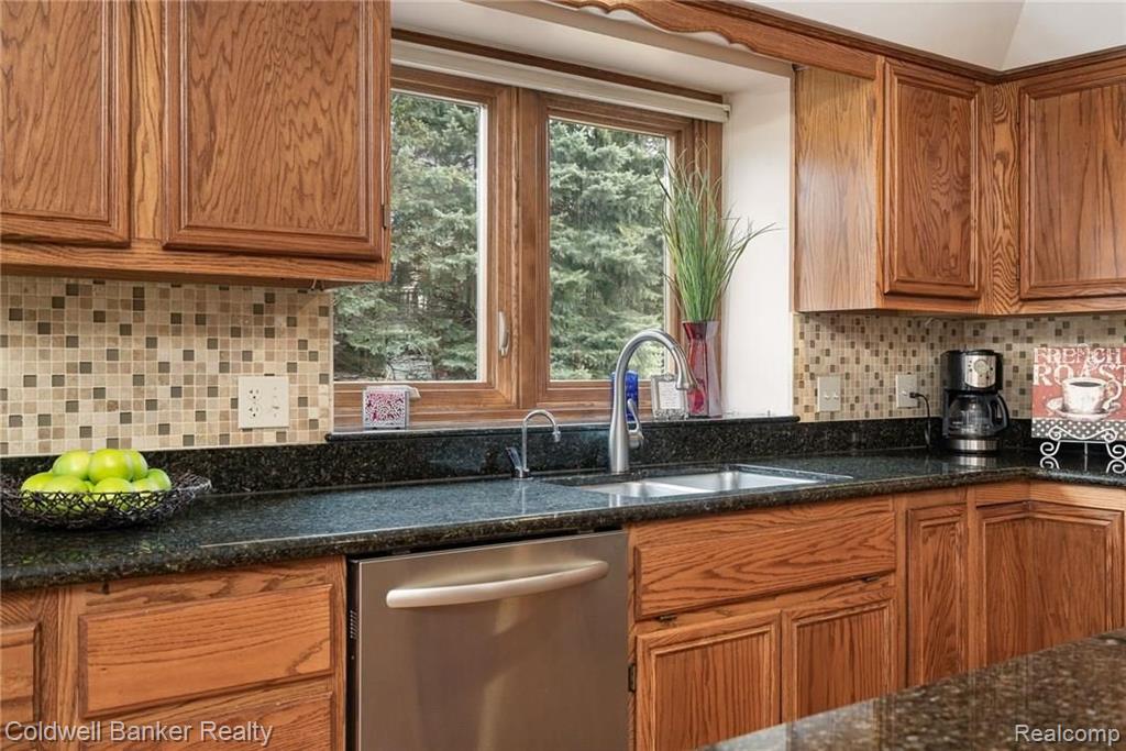 3736 Newcastle Drive Rochester Hills, MI 48306 - Photo 11 of 40