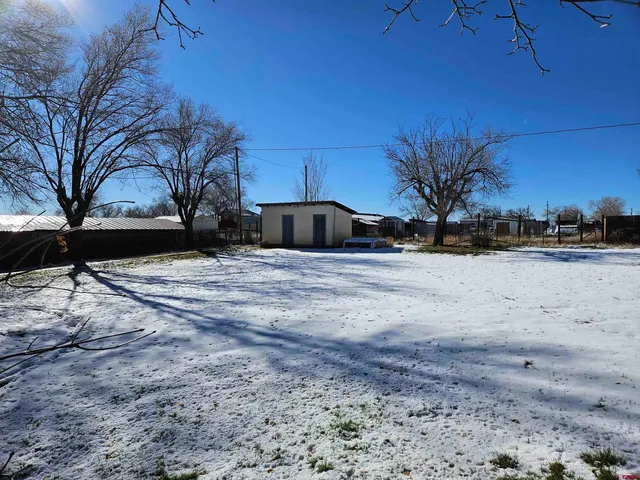 a view of a yard with a house