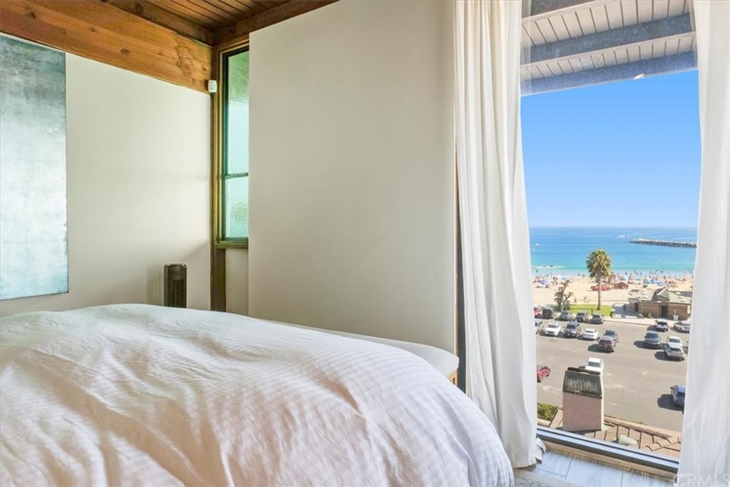 3036 Breakers Drive Corona del Mar, CA 92625 - Photo 33 of 48 a bedroom with a bed and a window
