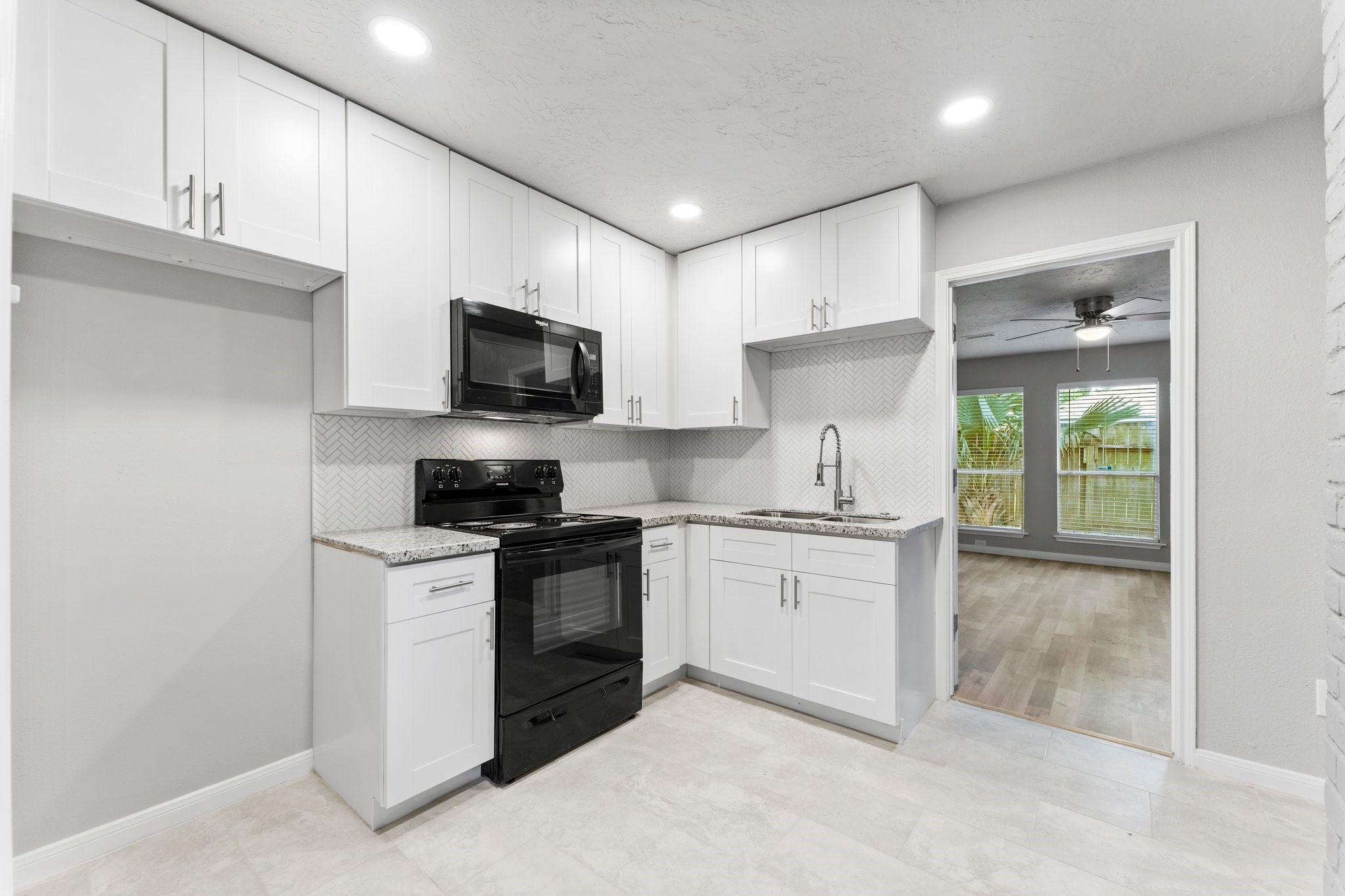 10422 Rockcrest Road Houston, TX 77041 - Photo 13 of 28 Guest Suite Kitchen