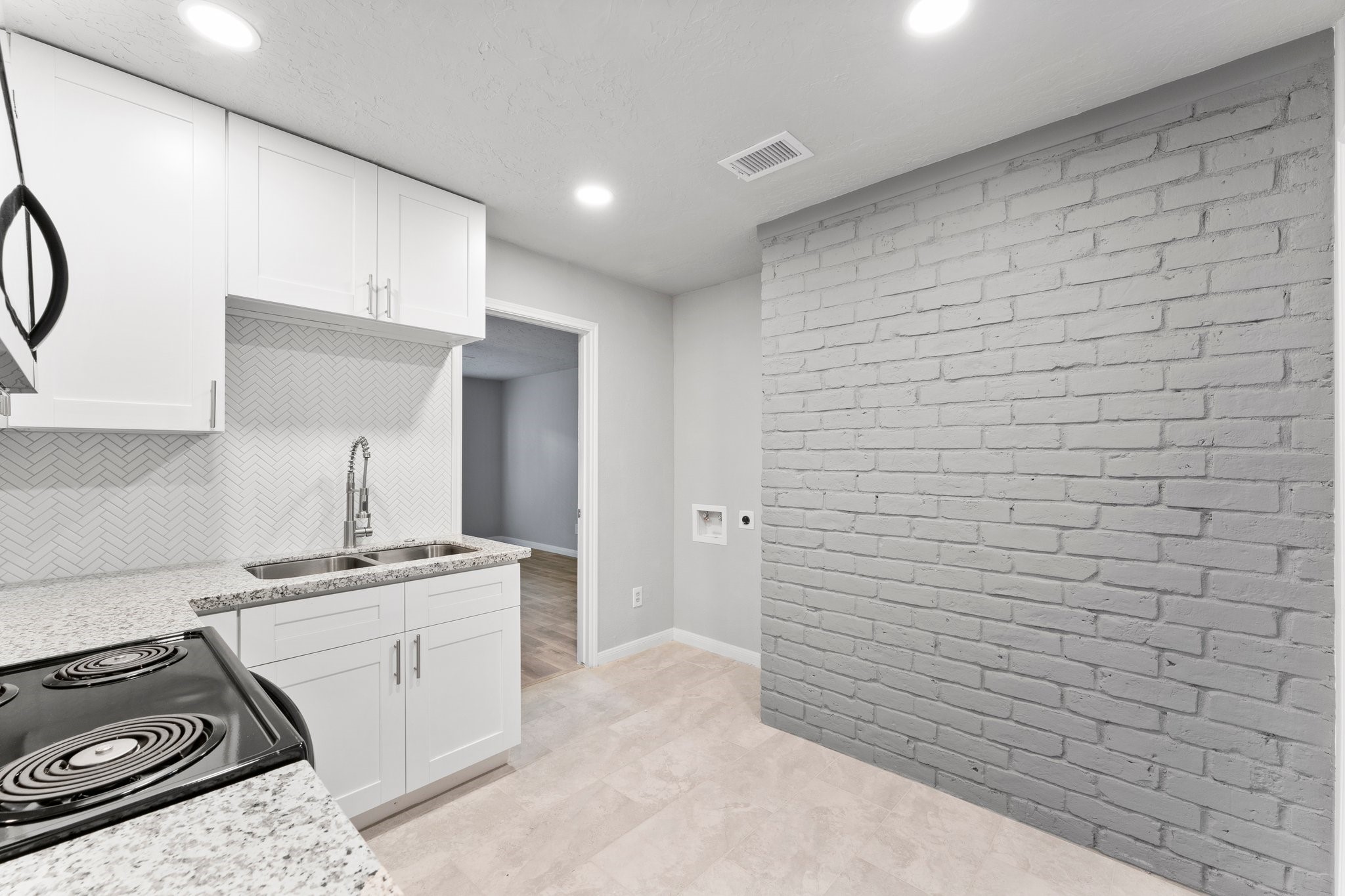 10422 Rockcrest Road Houston, TX 77041 - Photo 14 of 28 Guest Suite Laundry connections