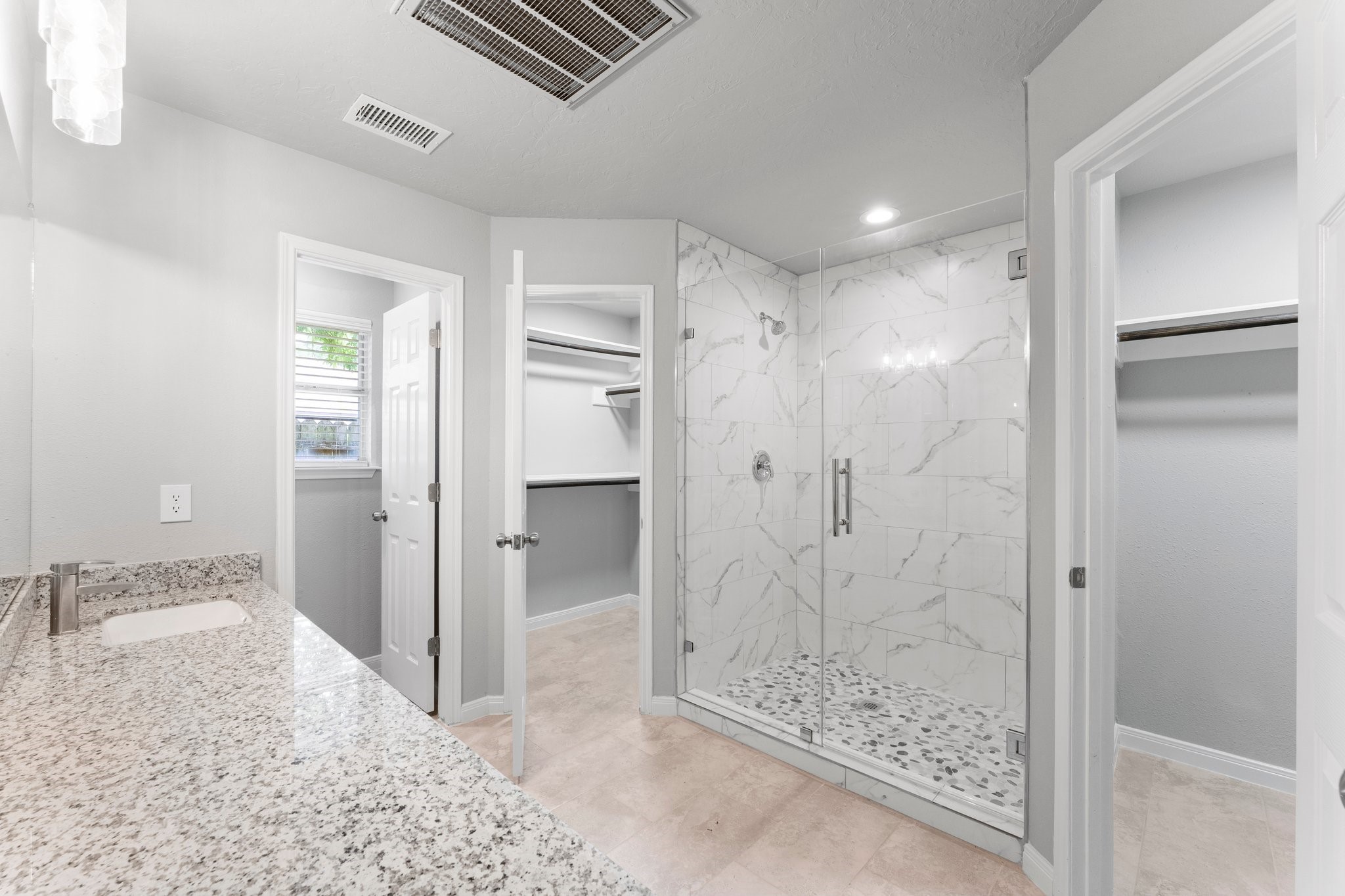 10422 Rockcrest Road Houston, TX 77041 - Photo 17 of 28 Guest Suite bathroom & closet!