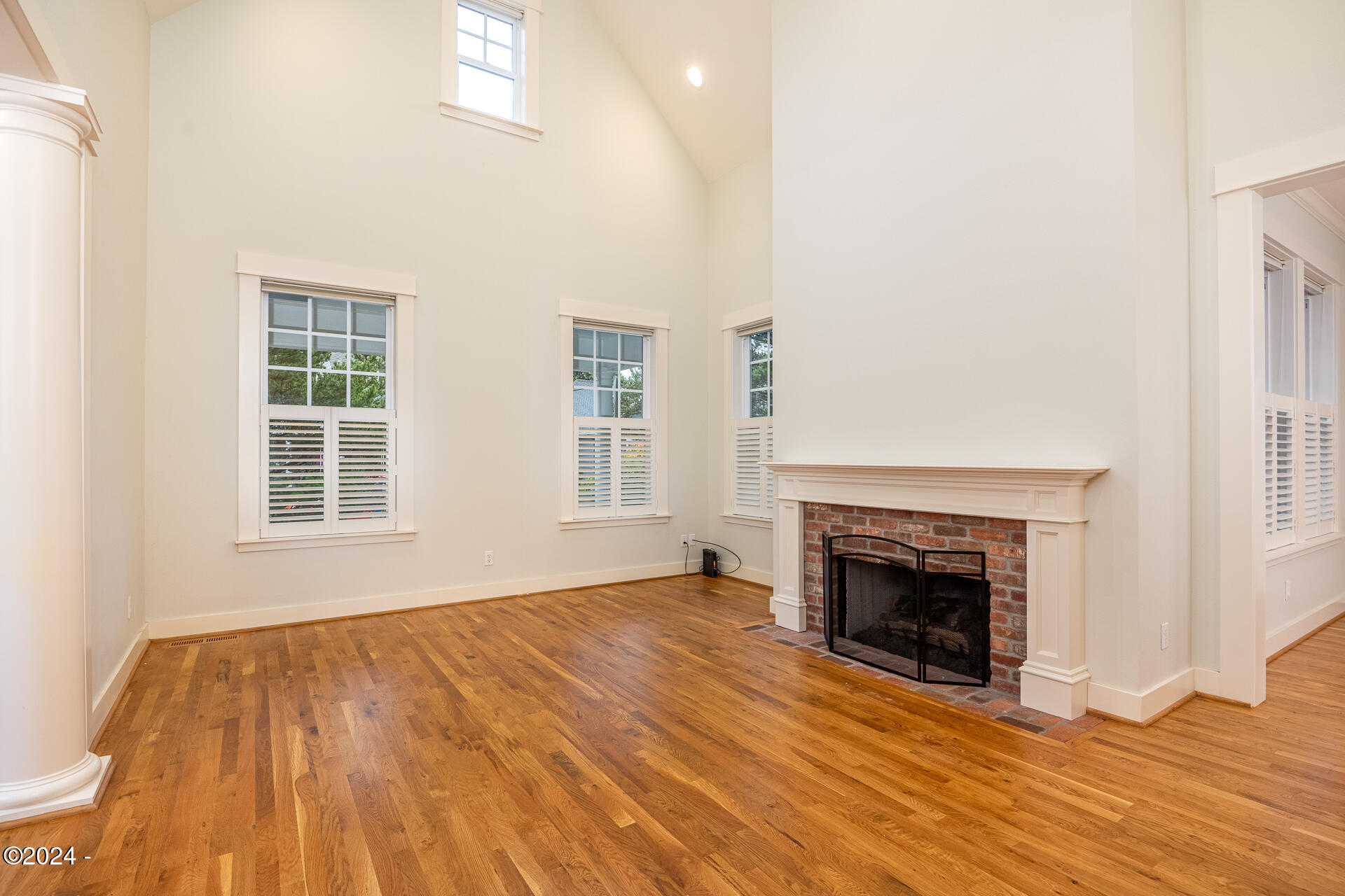 LR w/gas fireplace