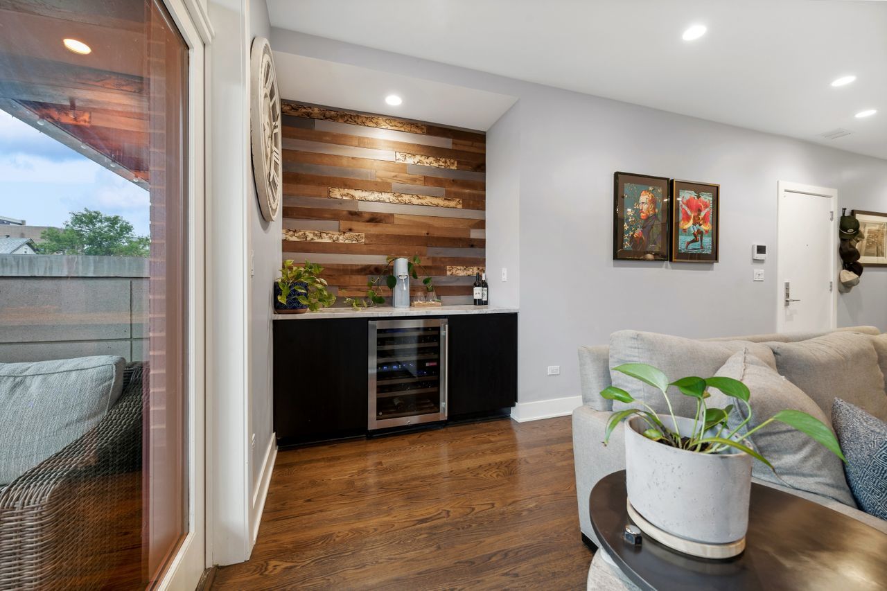 1224 West Ohio Street, Unit 2E Chicago, IL 60642 - Photo 4 of 17 a living room with furniture