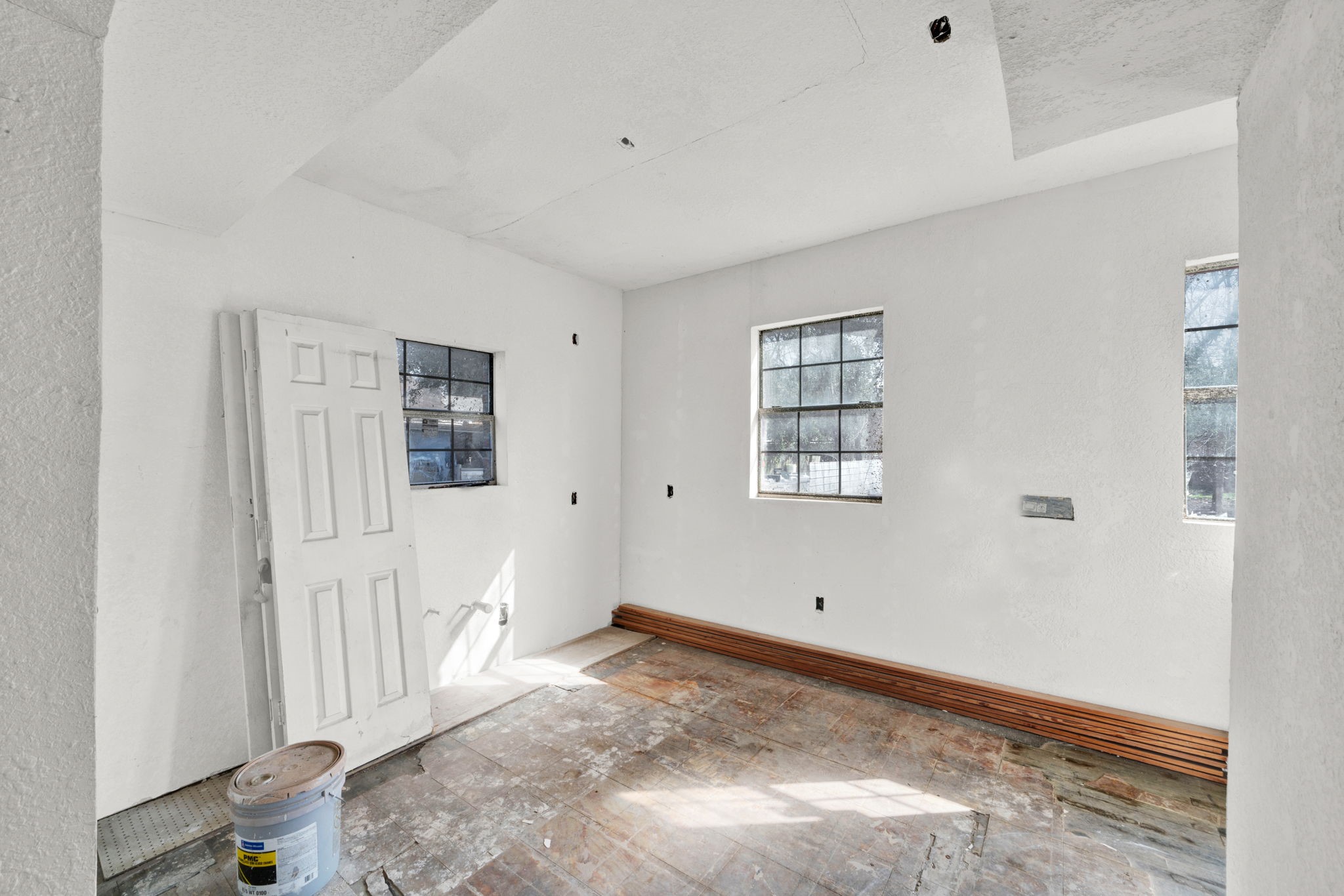 3727 Broadway Street Houston, TX 77017 - Photo 20 of 43 an empty room with windows