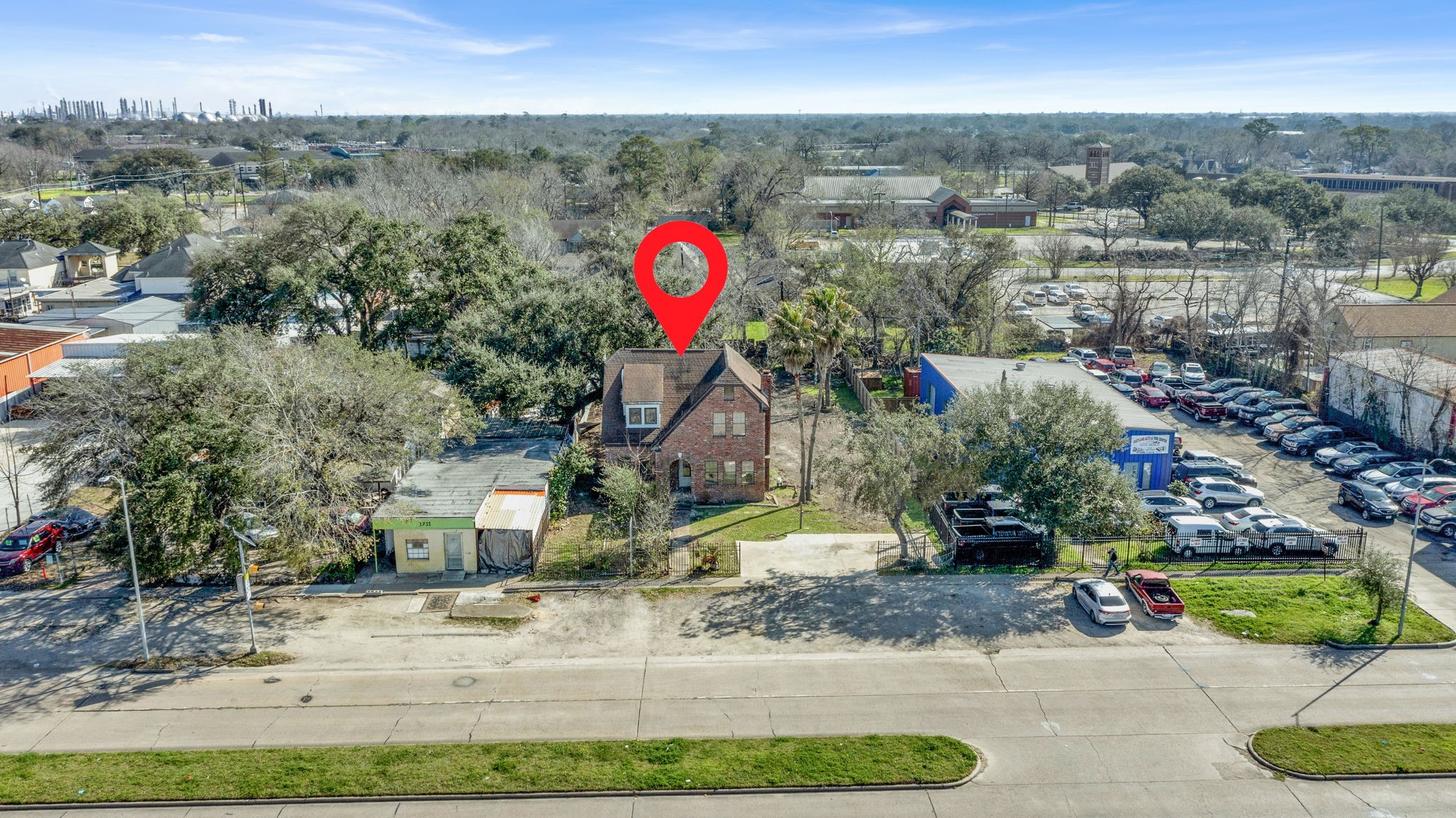 3727 Broadway Street Houston, TX 77017 - Photo 37 of 43 an aerial view of a town with swimming pool
