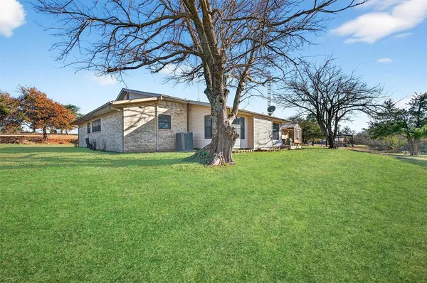 a view of an house with backyard and a garden