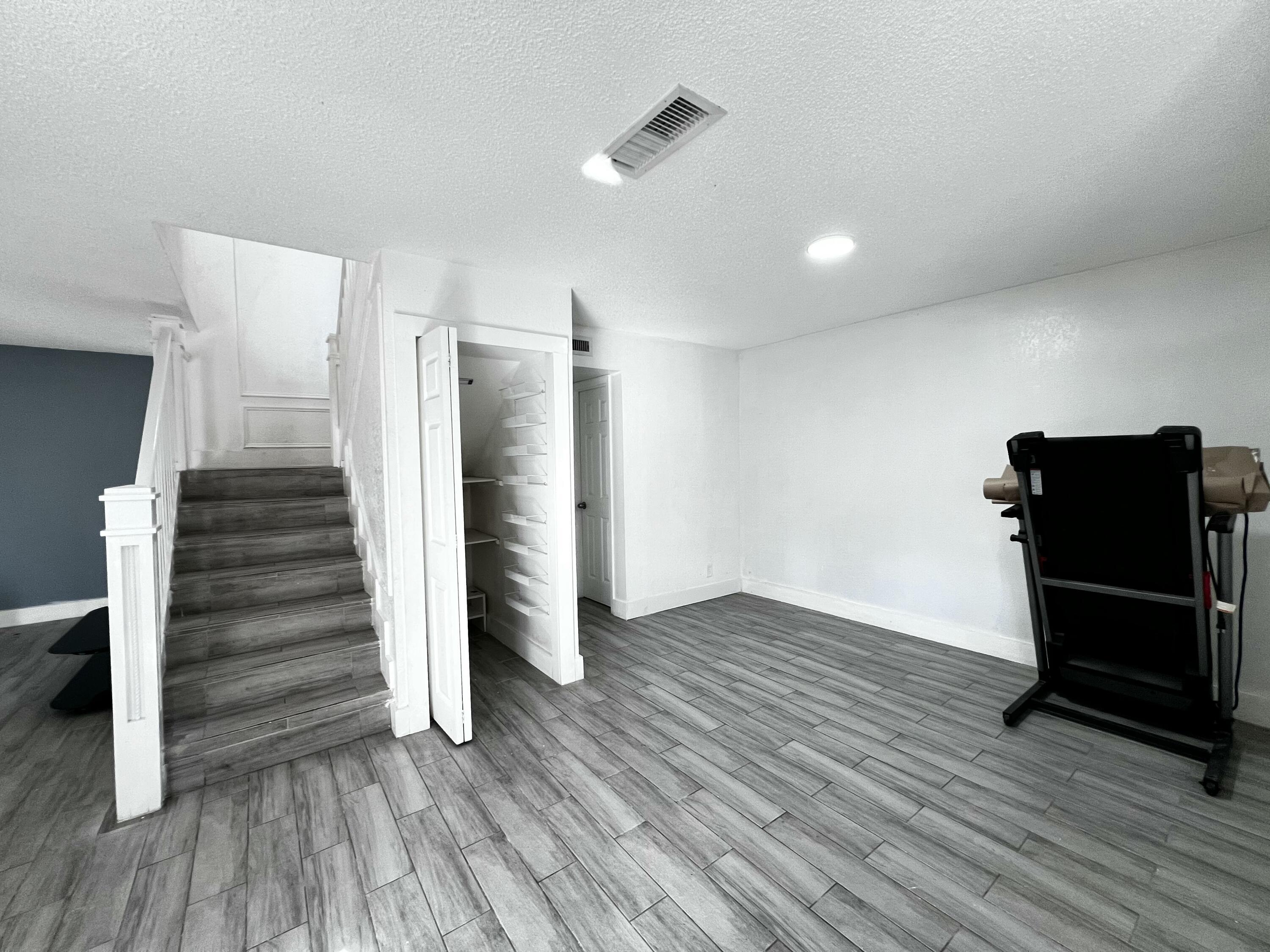 295 Woodland Road Palm Springs, FL 33461 - Photo 5 of 21 1000010503