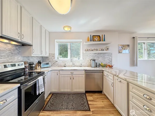 $3,200 | 250 North Street, Unit A, Sequim, WA 98382