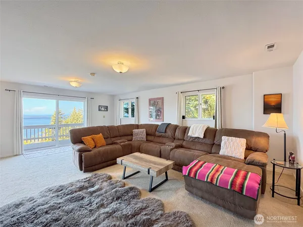 $3,200 | 250 North Street, Unit A, Sequim, WA 98382
