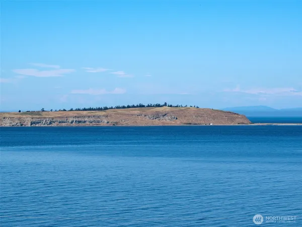 $3,200 | 250 North Street, Unit A, Sequim, WA 98382