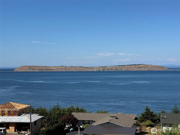 $3,200 | 250 North Street, Unit A, Sequim, WA 98382