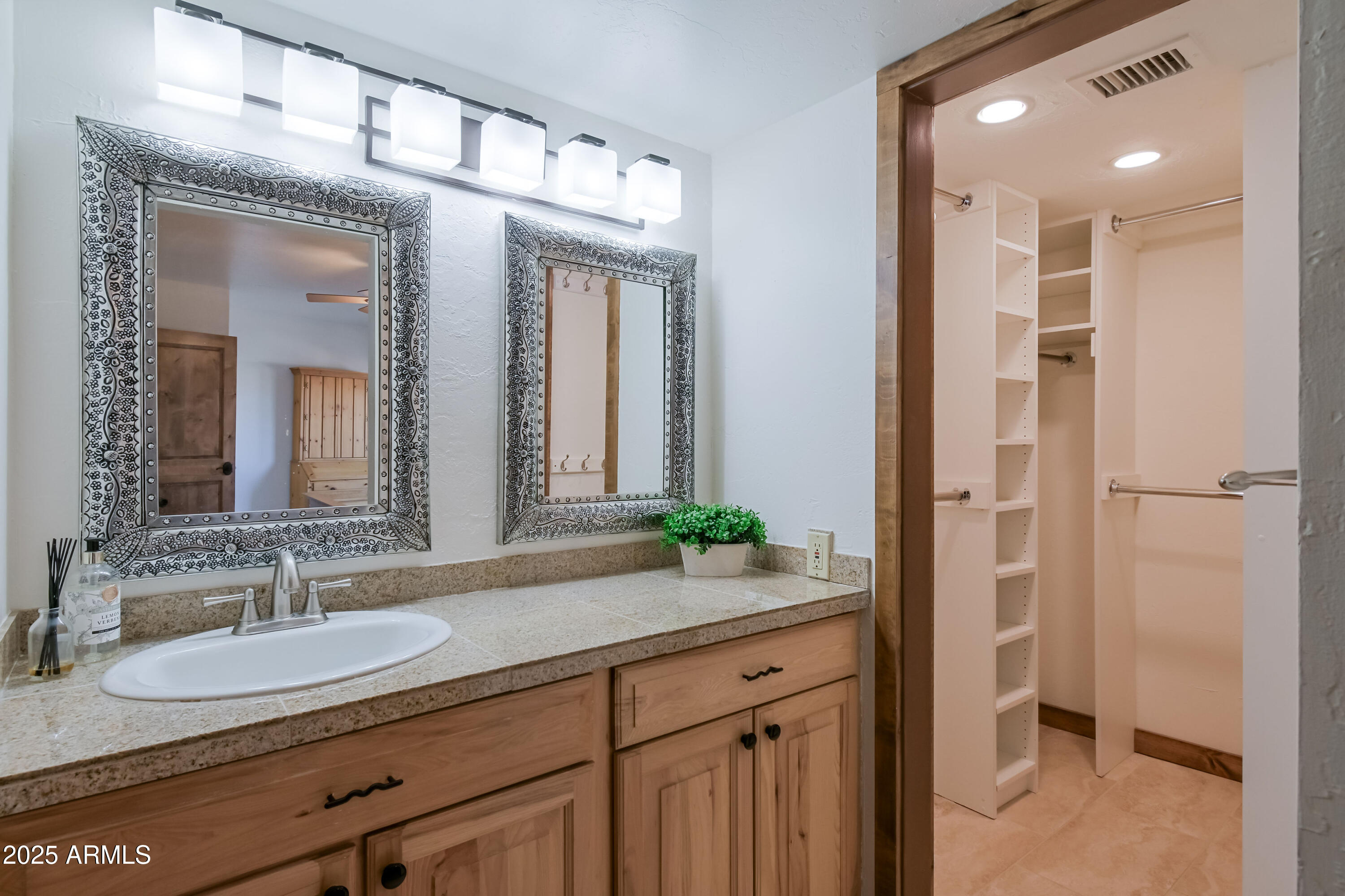 6150 North Scottsdale Road, Unit 1 Paradise Valley, AZ 85253 - Photo 24 of 41 PrimaryCloset