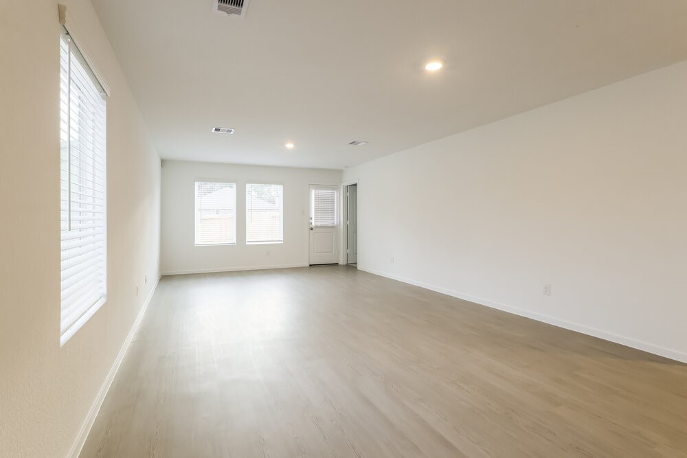 605 Craven Street Conroe, TX 77316 - Photo 5 of 17