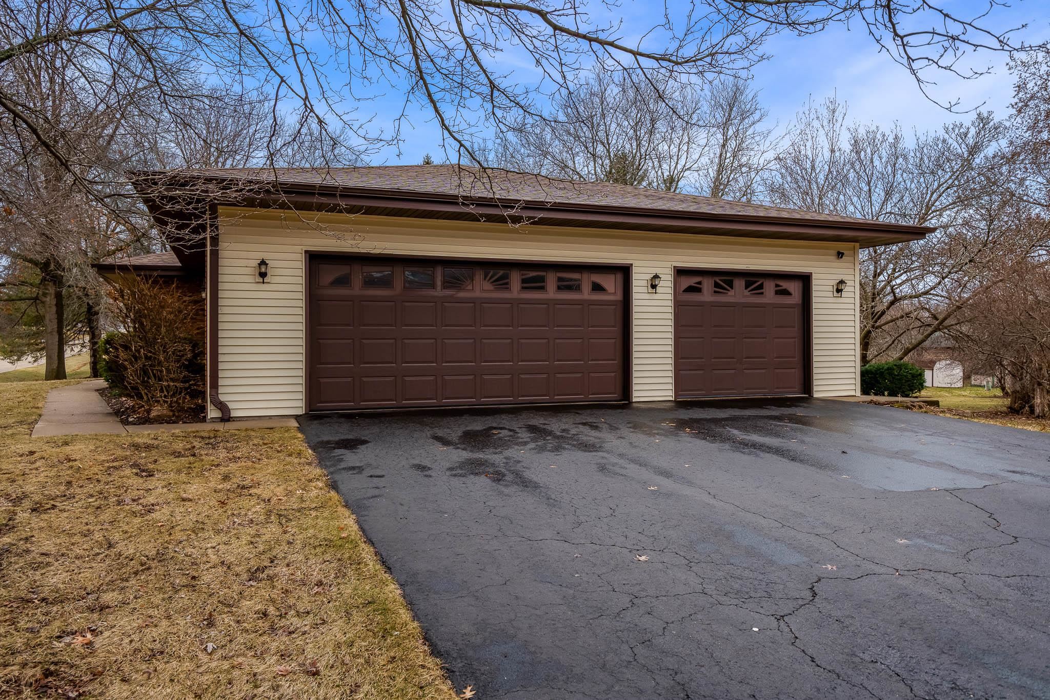 1570 Featherstone Road Rockford, IL 61107 - Photo 4 of 44 Gallery Image 4