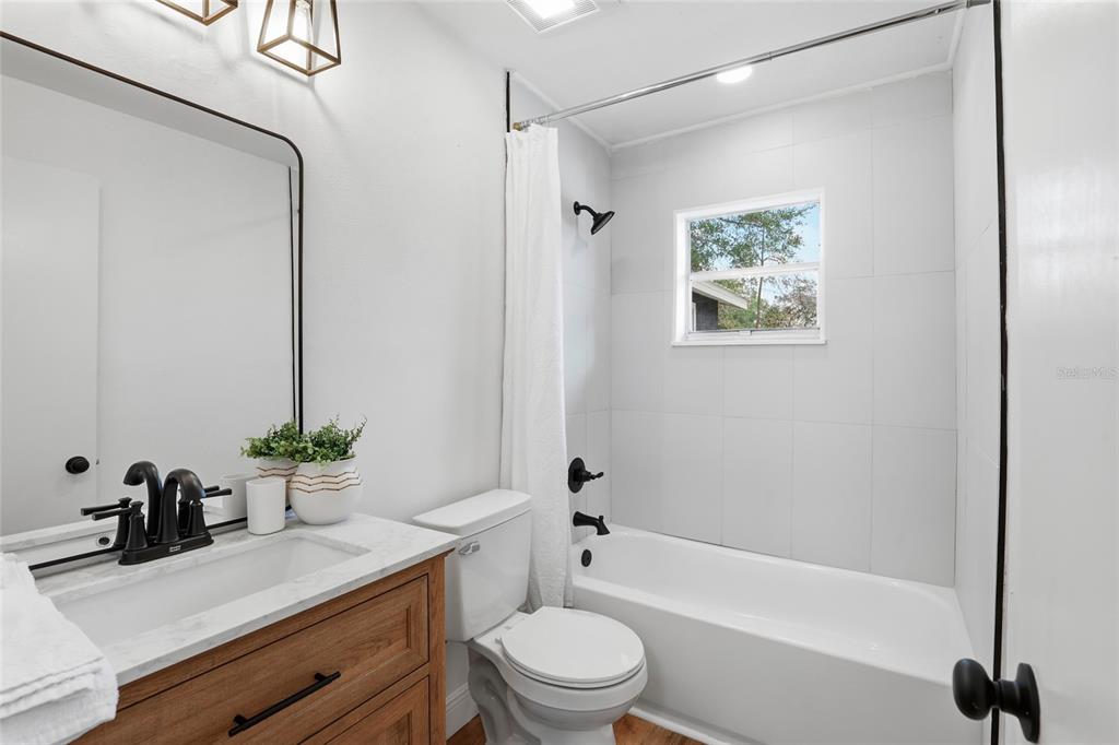 980 Southwest 105th Street Trenton, FL 32693 - Photo 23 of 43 a bathroom with a sink a toilet and a tub