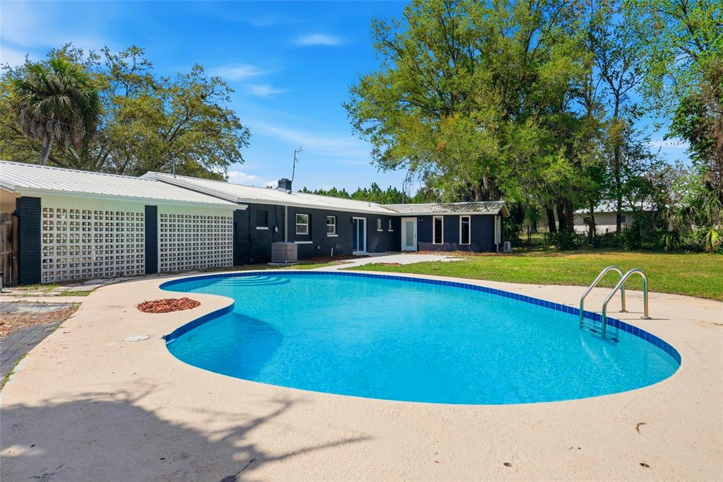 980 Southwest 105th Street Trenton, FL 32693 - Photo 26 of 43 a view of a swimming pool with deck and a garden