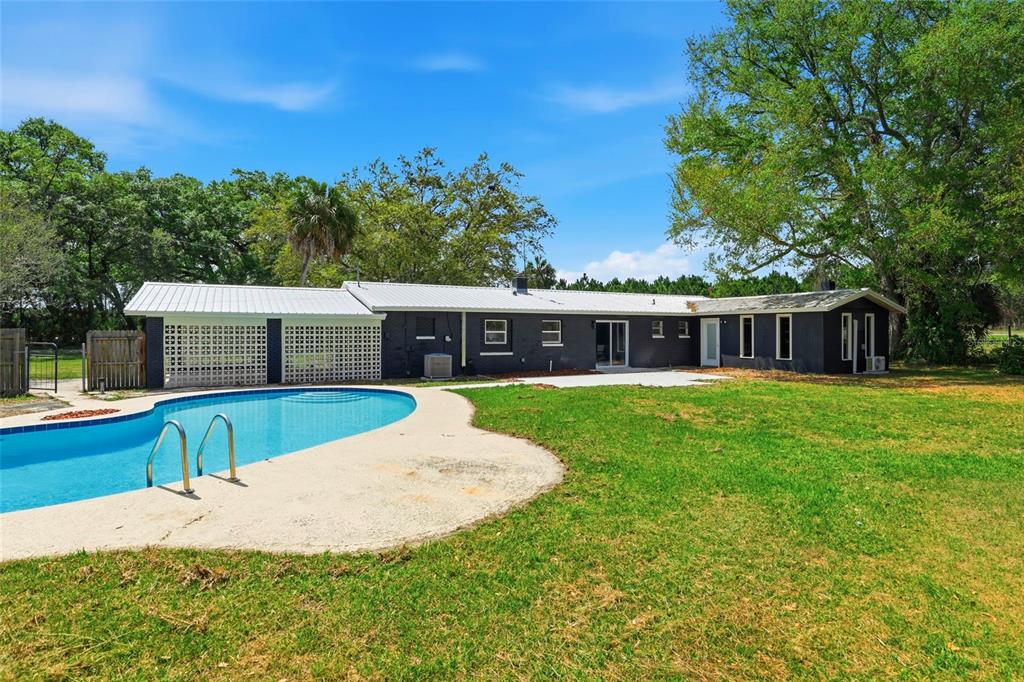 980 Southwest 105th Street Trenton, FL 32693 - Photo 27 of 43 a front view of house with a garden