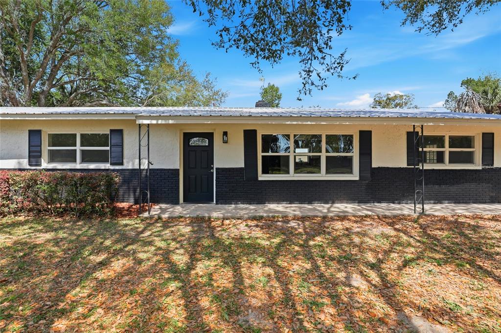 980 Southwest 105th Street Trenton, FL 32693 - Photo 4 of 43 front view of a house with a yard