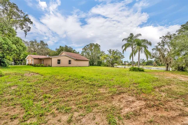 a view of a house with yard and garage