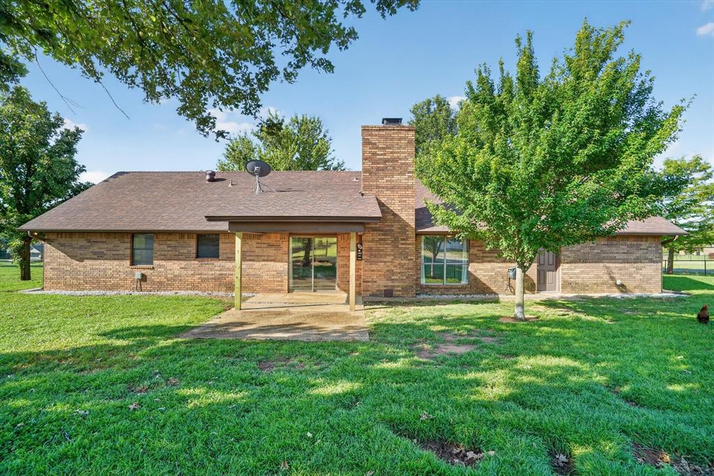 100 Green Meadows Circle Springtown, TX 76082 - Photo 7 of 40