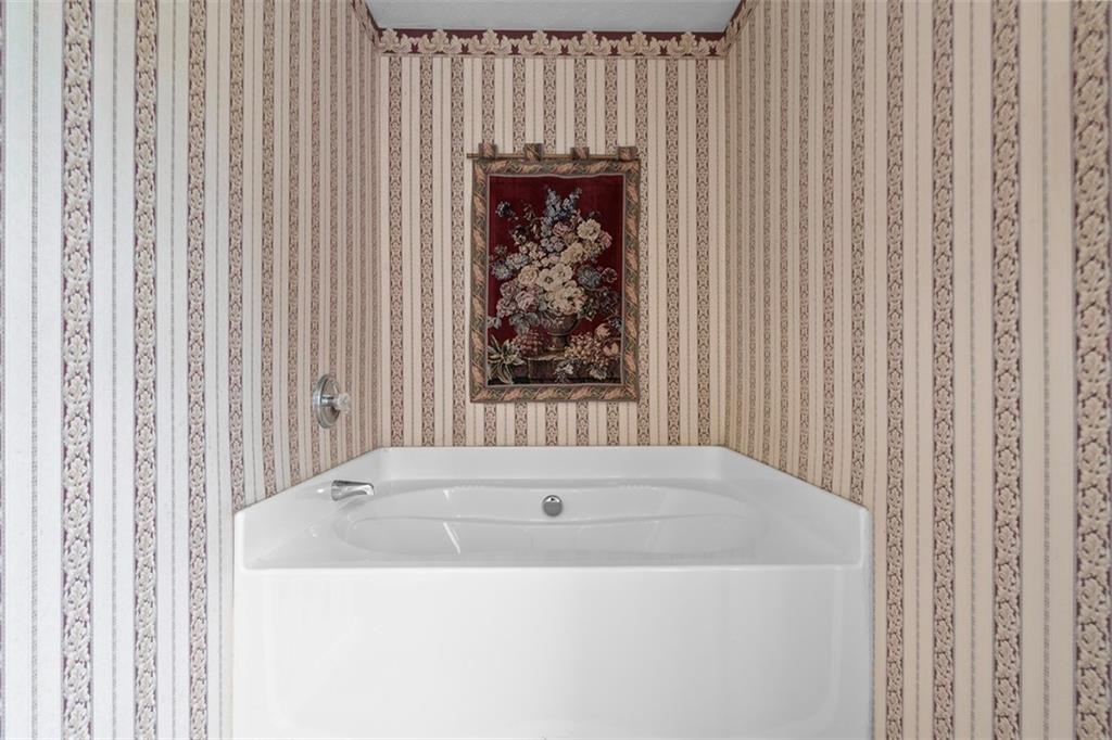 53 Peters Road Greensburg, PA 15601 - Photo 26 of 44 Soaker tub