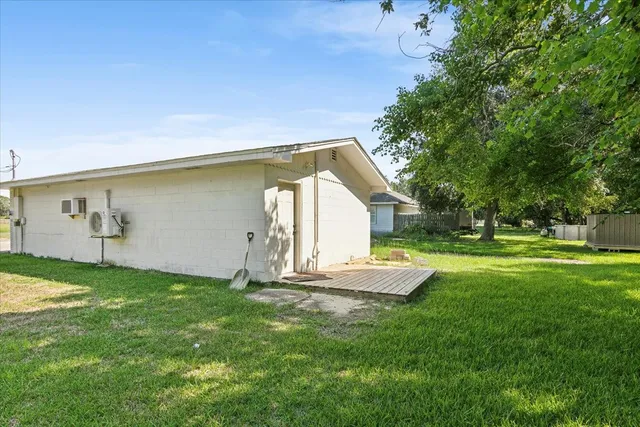 $1,100 | 1300 Kansas Avenue South, Anahuac, TX 77514
