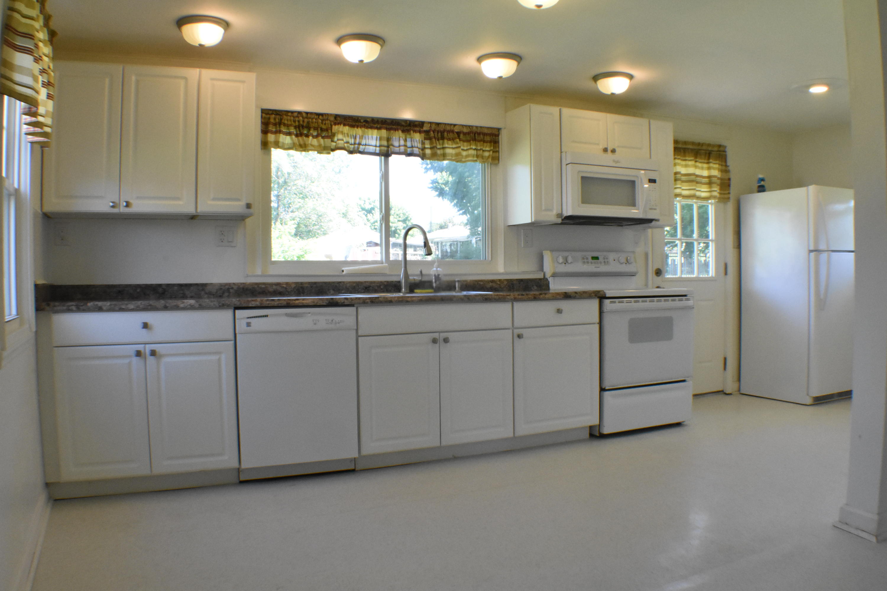 420 Fieldale Road Northeast Roanoke, VA 24012 - Photo 5 of 15 DSC_0352